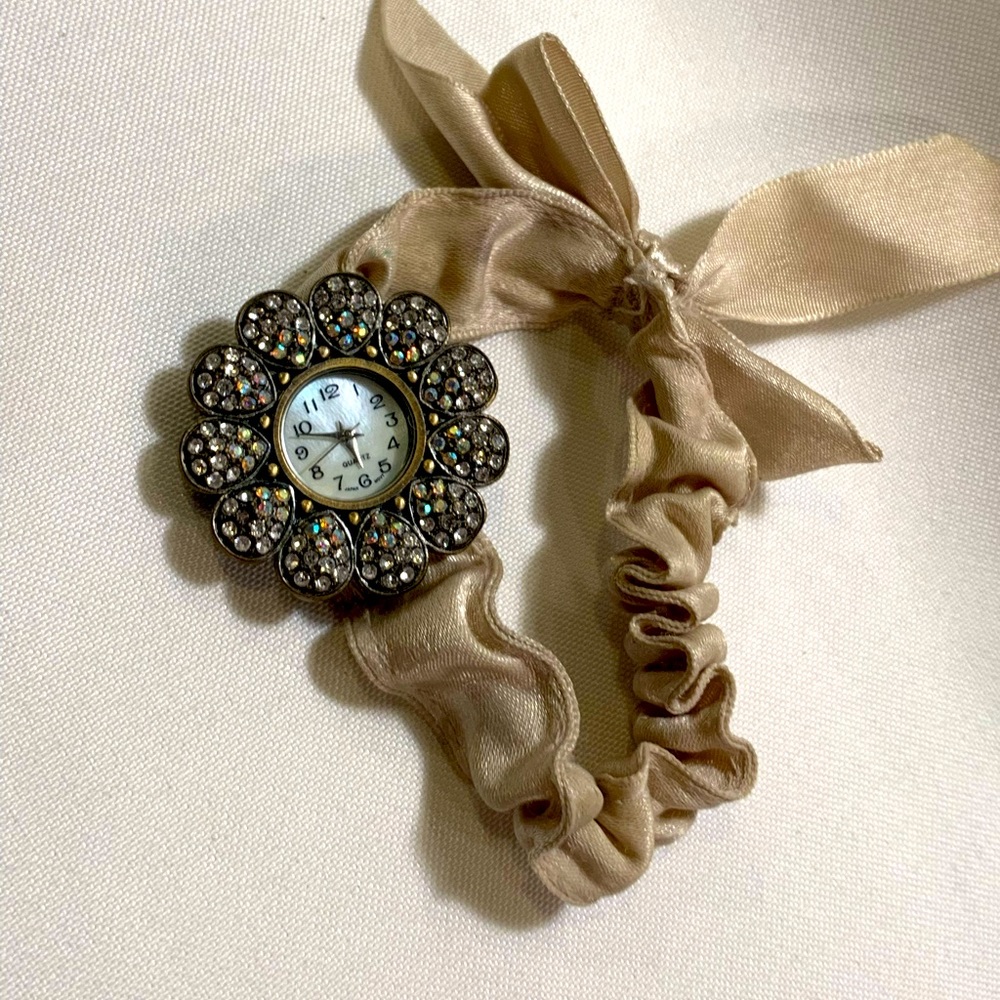 Off-white ribbon band, stretchy, with iridescent crystal flower design
